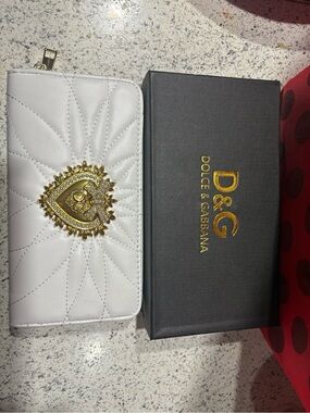 Source Unknown White Quilted Zip Wallet with Gold Heart Emblem